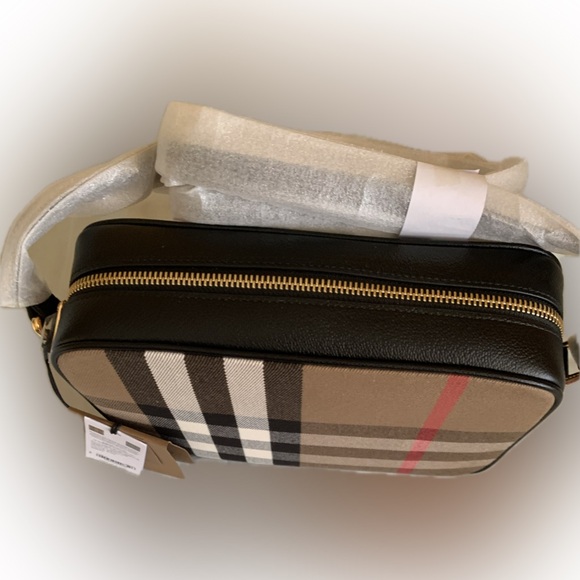 Burberry Camera Bag - Brand New Canvas and Leather Camera Bag.  Retail $1250 - Picture 4 of 7